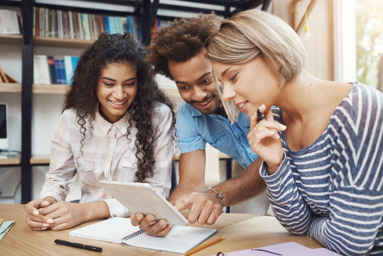 Why Hiring Professional Thesis Editors in the UK Can Make or Break Your Academic Success