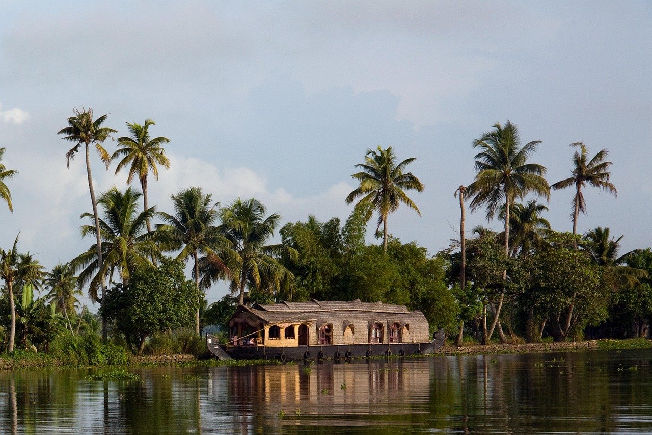 7 Days Kerala Private Tours – Backwaters, Hills & Culture