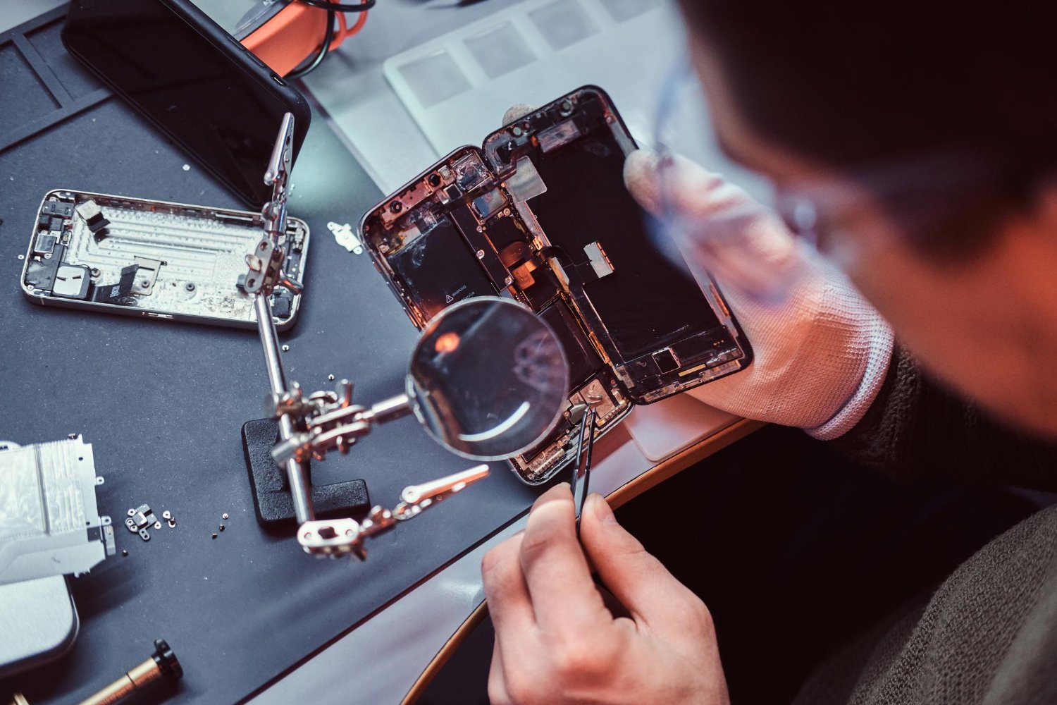 From Timepieces to Touchscreens: Your Complete Guide to Watch Battery Replacement and Cell Phone Repair